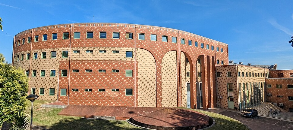 FLUP-1024px-Facultad_de_Letras__Universidad_de_Oporto.jpg